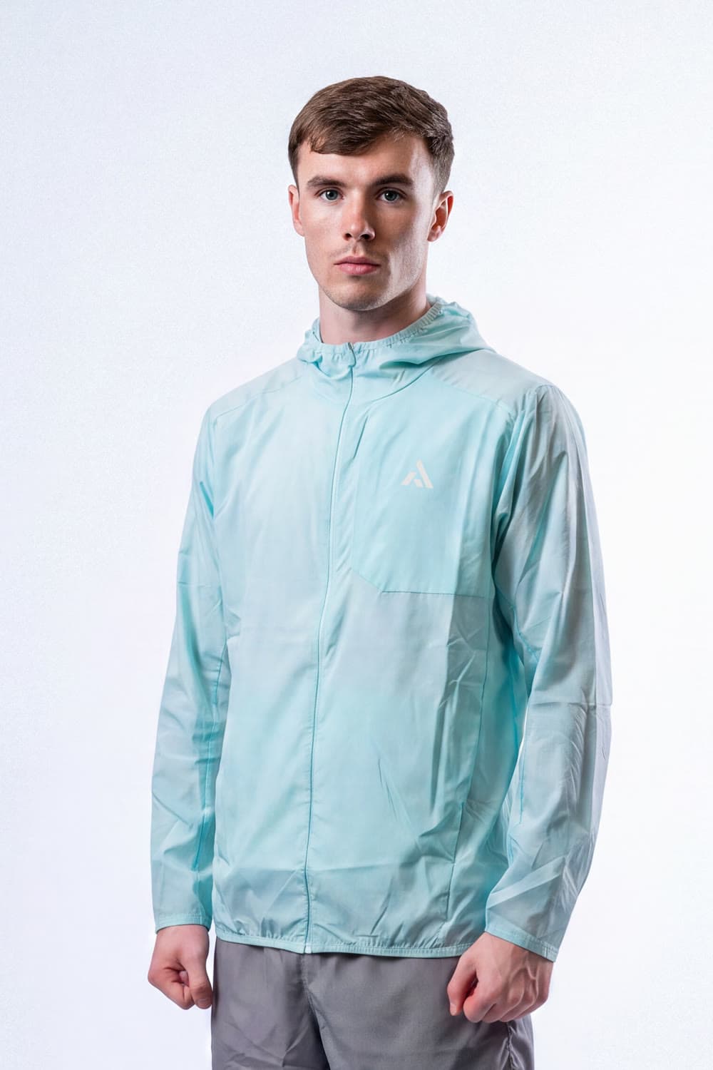 Athlete wearing the PEAK Windbreaker in light blue
